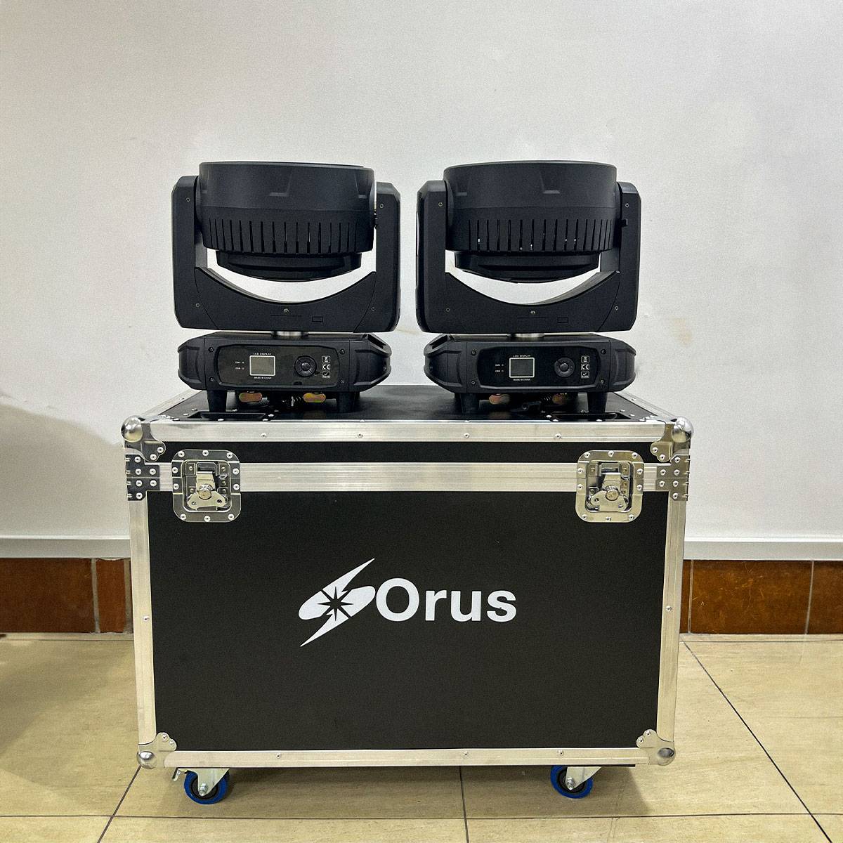 KIT 2 CABEZAS MÓVILES WASH 19X40W + FLIGHTCASE - Imagen 3