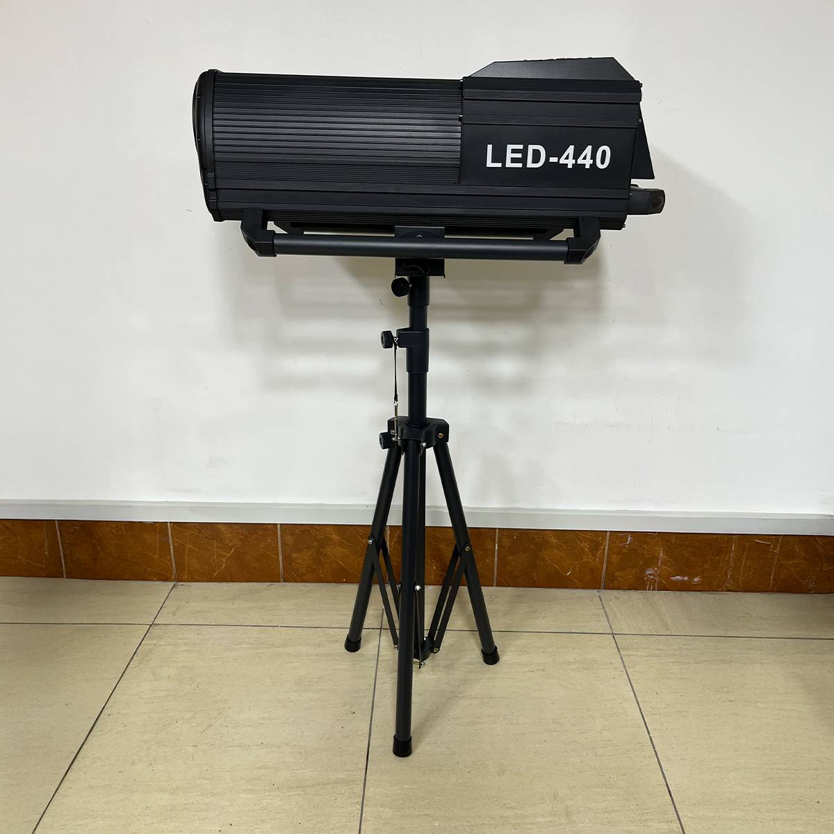 CAÑON SEGUIDOR DE 440W + FLIGHTCASE Y PEDESTAL - Imagen 2