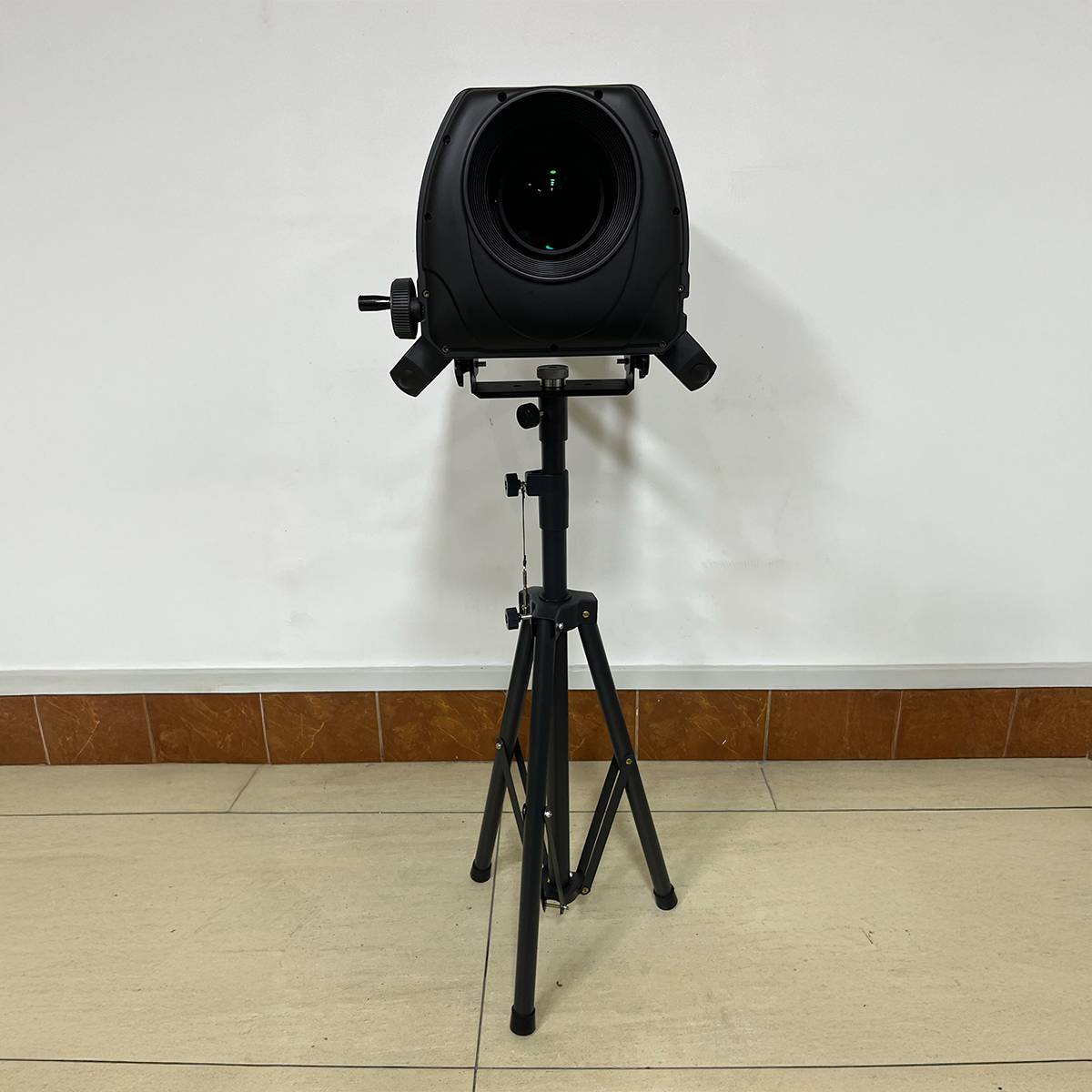 CAÑON SEGUIDOR DE 440W + FLIGHTCASE Y PEDESTAL - Imagen 4