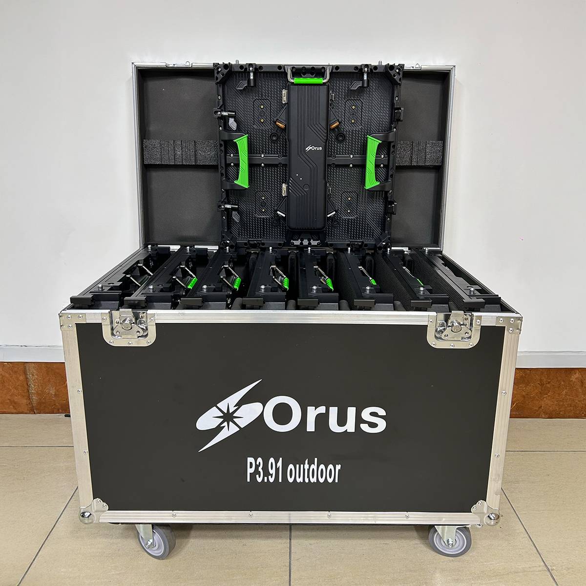 KIT 2 METROS DE PANTALLA LED P3.91 PARA EXTERIORES 50X50CM MAS FLYGHT CASE - Imagen 2