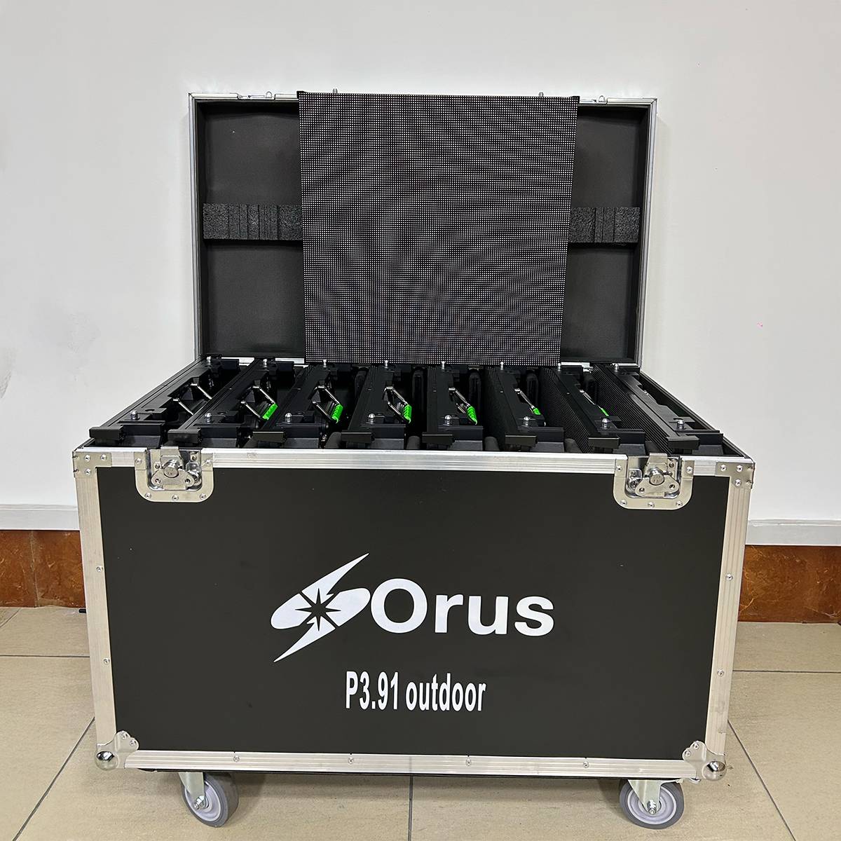 KIT 2 METROS DE PANTALLA LED P3.91 PARA EXTERIORES 50X50CM MAS FLYGHT CASE - Imagen 3